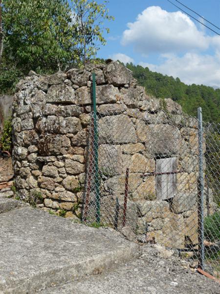Vue d'ensemble de trois quarts.