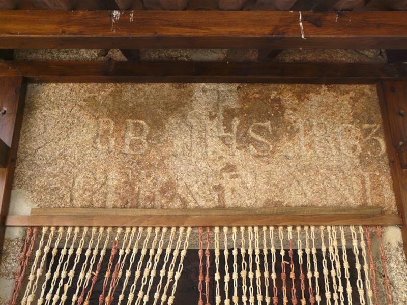 Linteau avec date portée 1863 et mention du propriétaire.