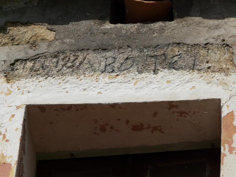 Linteau avec date portée.