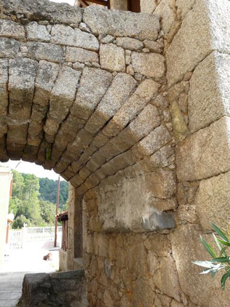 Détail de l'ancrage sur l'élévation antérieure.