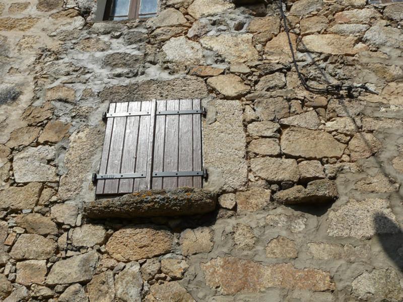 Vue d'ensemble d'une fenêtre et d'une pierre d'écoulement d'évier.