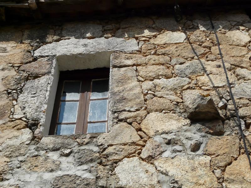 Vue d'ensemble d'une fenêtre et d'une pierre d'écoulement d'évier.