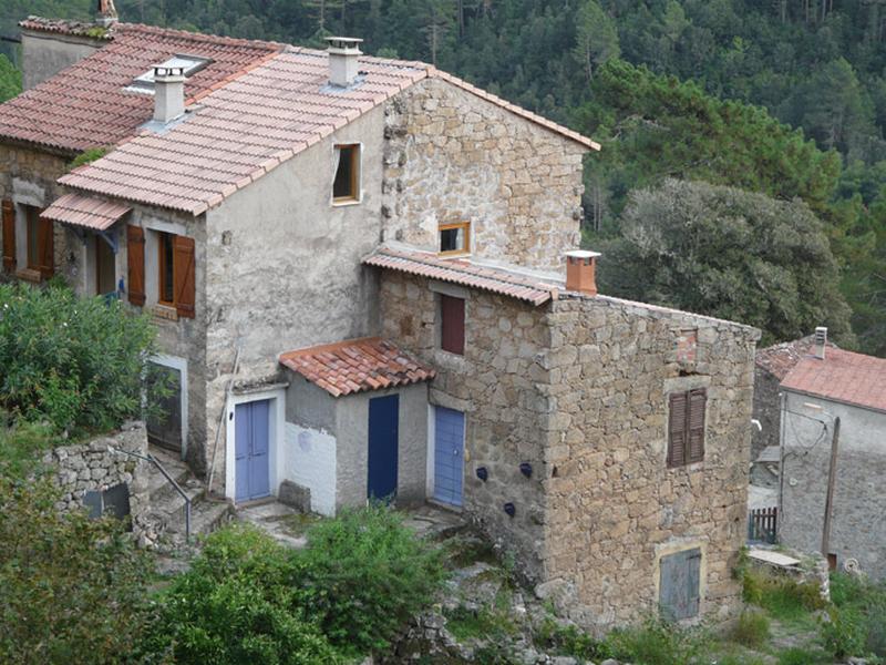 Vue d'ensemble de trois quarts.