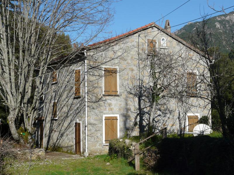 Vue d'ensemble de trois quarts.