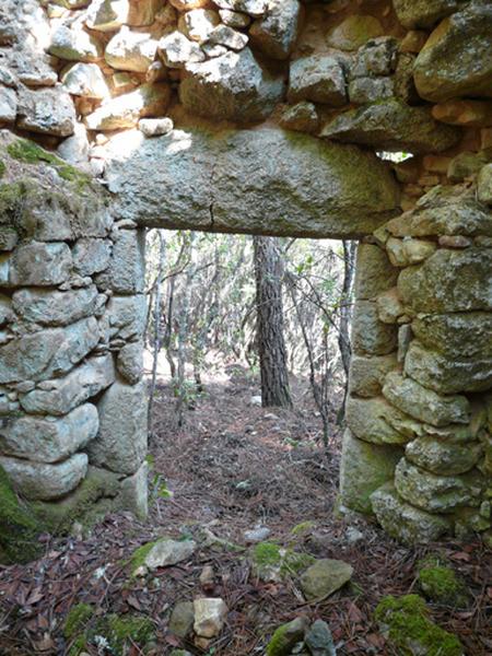 Porte ménagée en étage de soubassement.
