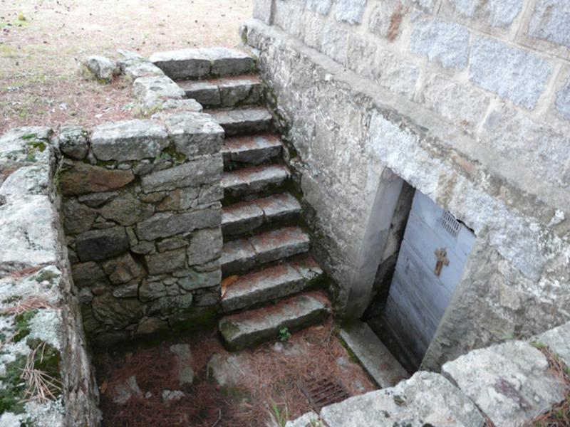Vue de l'entrée de la crypte.