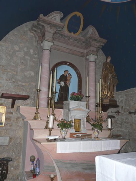 Vue d'ensemble de trois quarts.