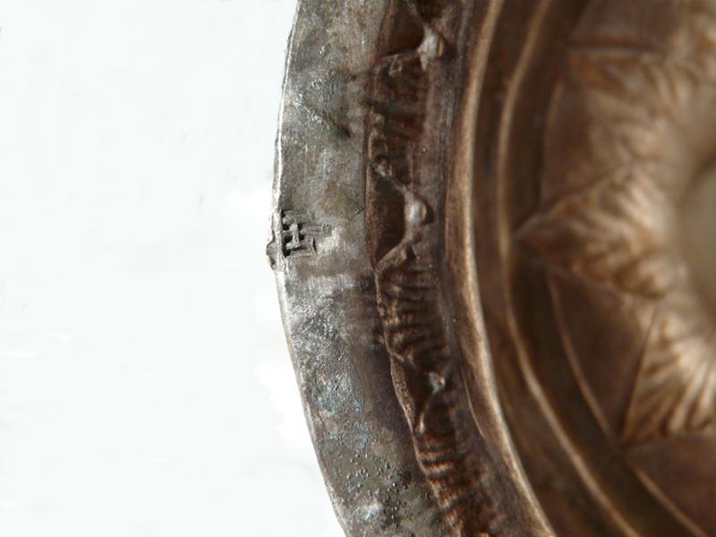 Vue d'ensemble du poinçon porté sous le pied.