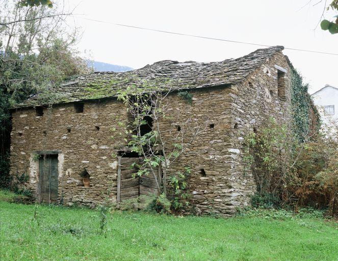 Vue d'ensemble de trois quarts.