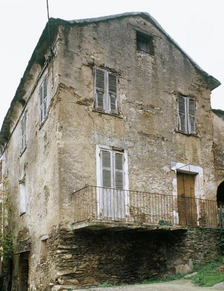 Vue d'ensemble de trois quarts.