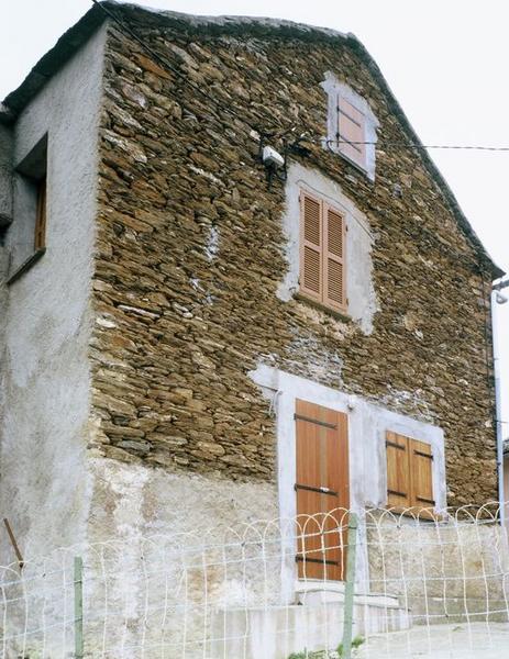 Vue d'ensemble de trois quarts.