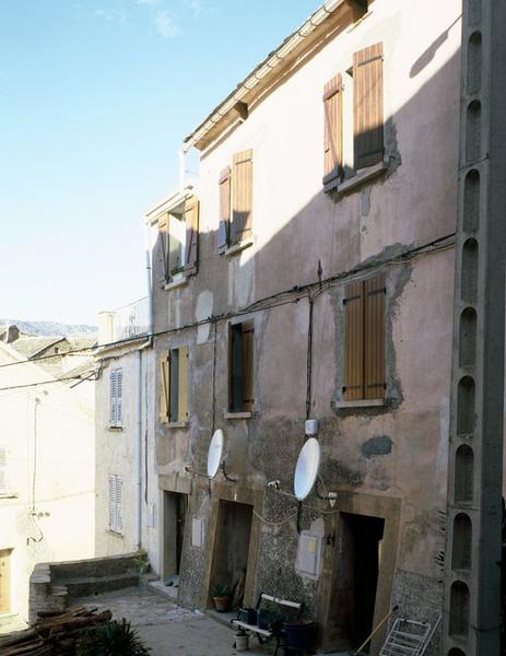 Vue d'ensemble de trois quarts.