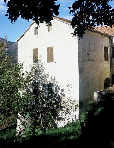 Vue d'ensemble de trois quarts.