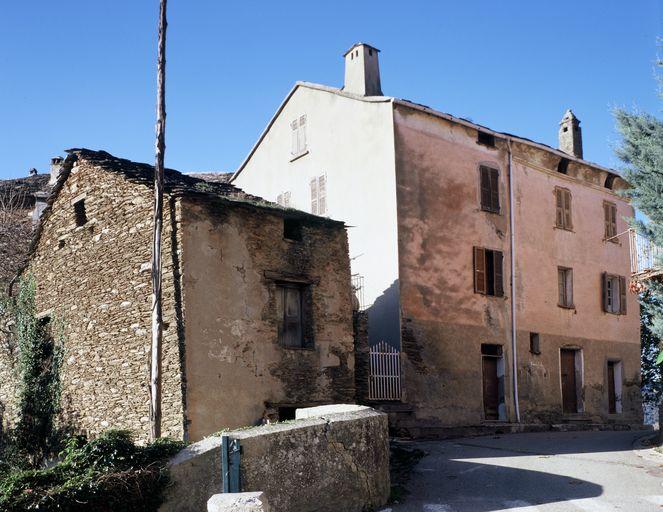 Vue d'ensemble de trois quarts.
