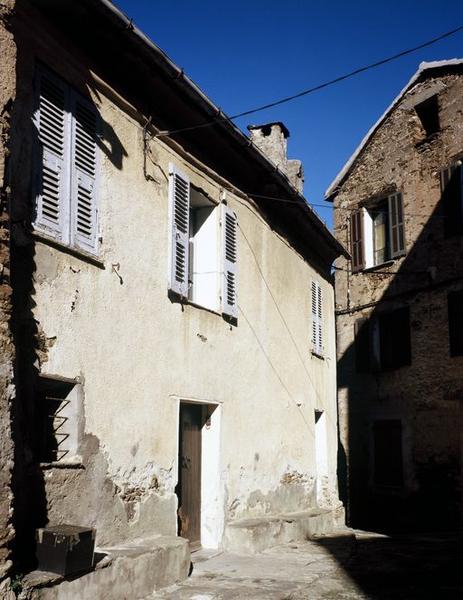Vue d'ensemble de trois quarts.