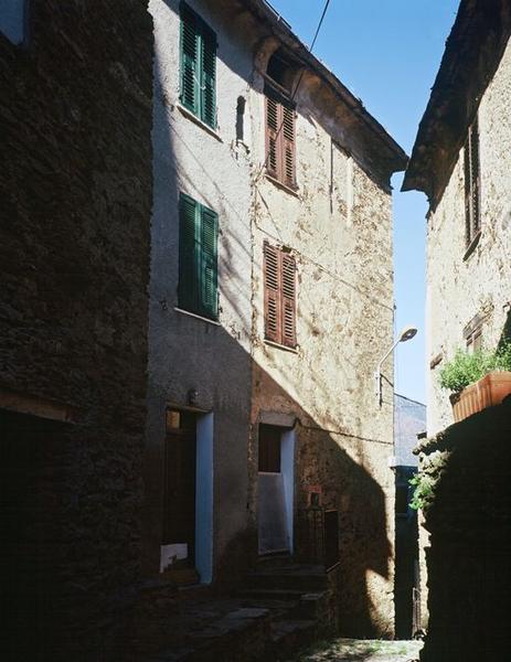 Vue d'ensemble de trois quarts.