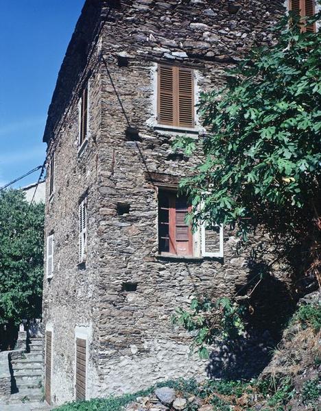 Vue d'ensemble de trois quarts.