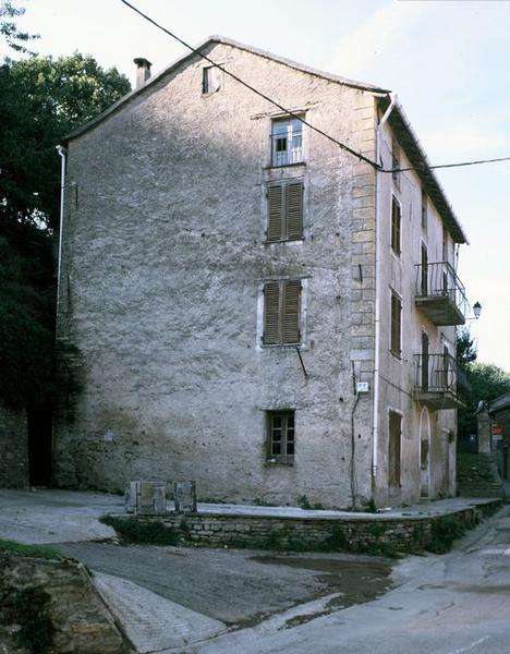 Vue d'ensemble de trois quarts gauche.