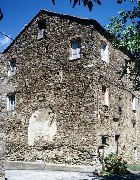 Vue d'ensemble de trois quarts.