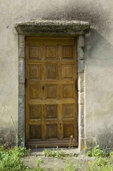 Vue d'ensemble d'une porte latérale.