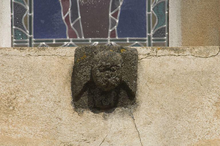 Vue d'ensemble d'un bas-relief ornant le chevet.