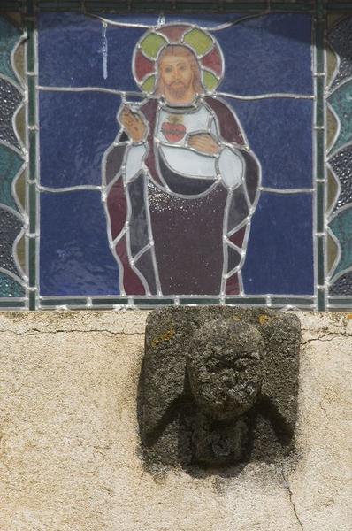 Vue d'ensemble du bas-relief ornant le chevet.