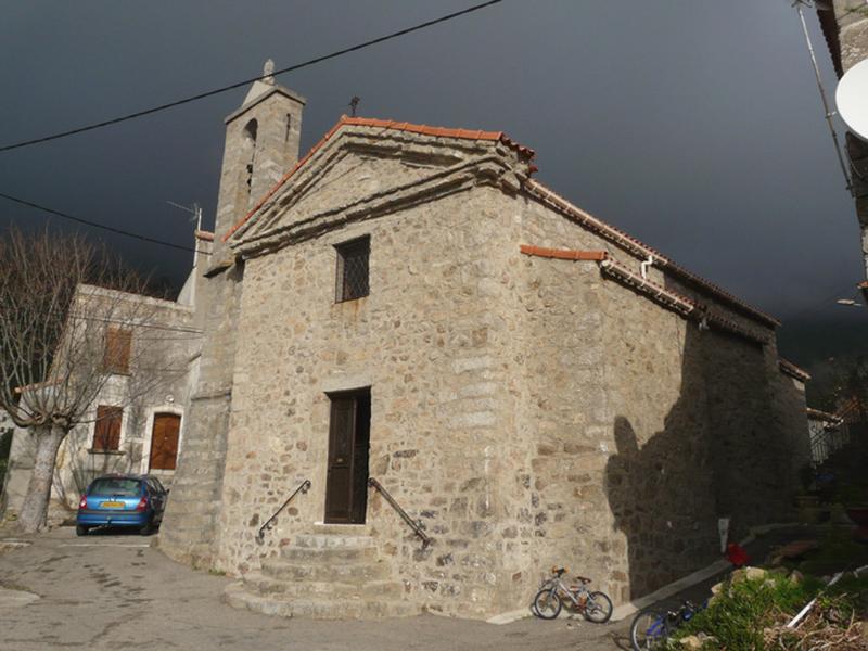 Vue d'ensemble de trois quarts.