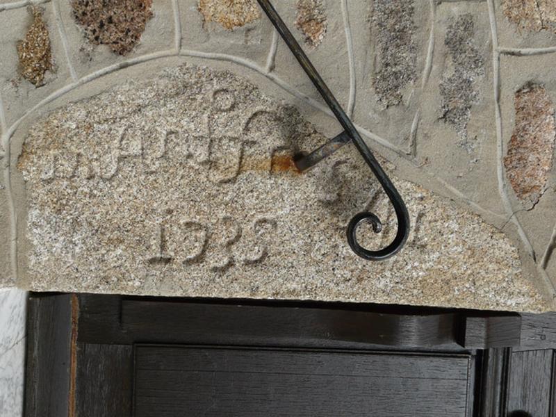 Linteau en remploi dans l'un des piédroits de la porte principale.