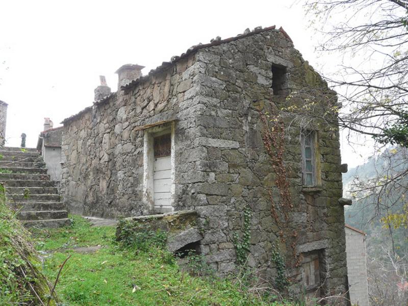 Vue d'ensemble de trois quarts.