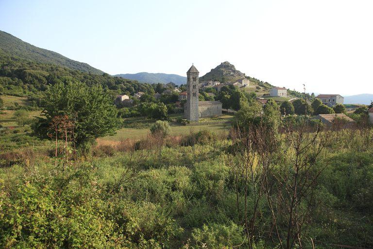 Vue d'ensemble de trois quarts arrière.