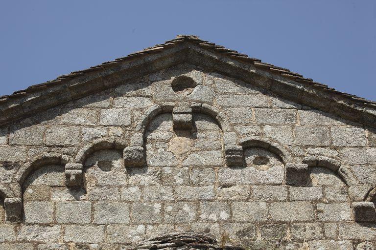 Détail des arcatures ornant le fronton.