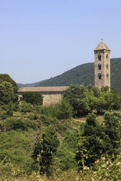 Vue partielle de l'élévation latérale droite et du clocher.