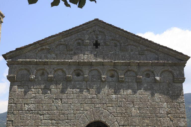 Vue d'ensemble du fronton.