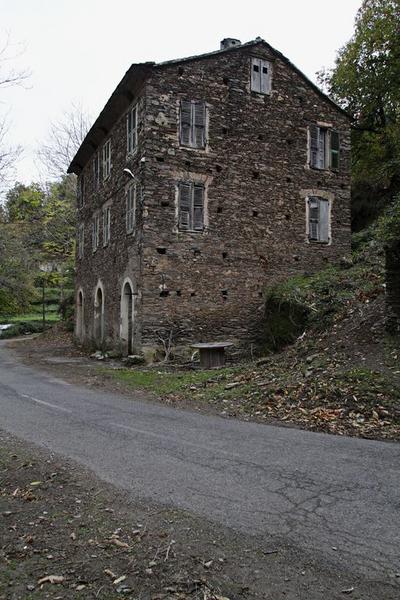 Vue d'ensemble de trois quarts droit.