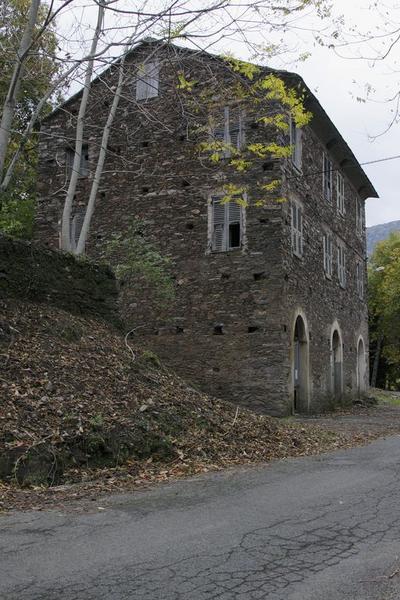 Vue d'ensemble de trois quarts gauche.