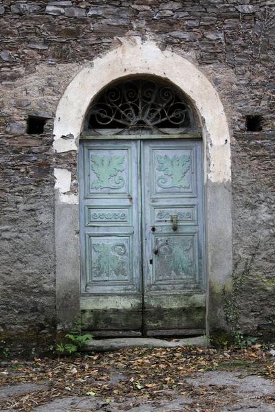 Vue d'ensemble de la porte principale.