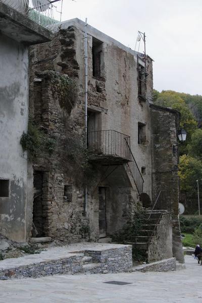 Vue d'ensemble de trois quarts gauche.