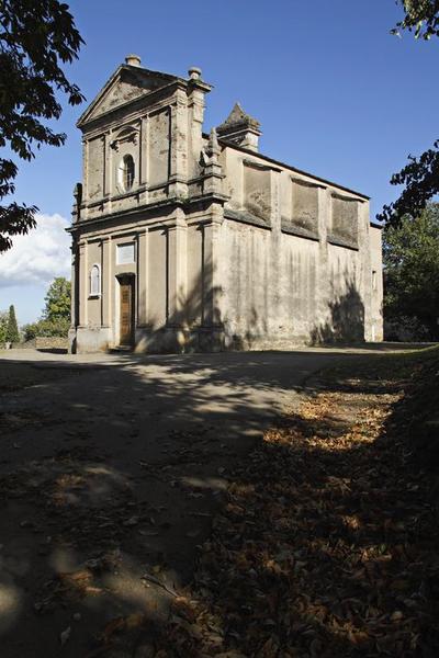 Vue d'ensemble de trois quarts droit.