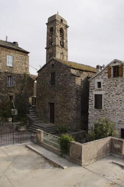 Vue d'ensemble de trois quarts droit de l'élévation antérieure.