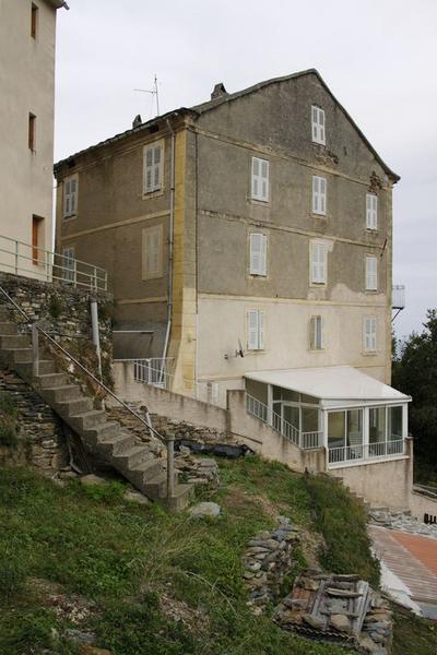 Vue d'ensemble de trois quarts du mur pignon.