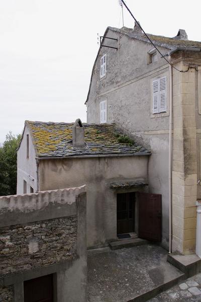 Vue d'ensemble de trois quarts du mur pignon.