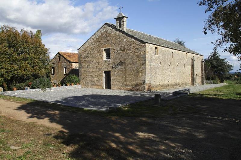 Vue d'ensemble de trois quarts droit de l'élévation antérieure.