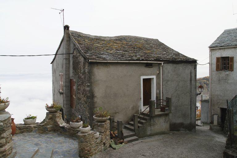 Vue d'ensemble de trois quarts.