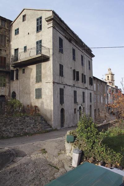 Vue d'ensemble de trois quarts arrière.