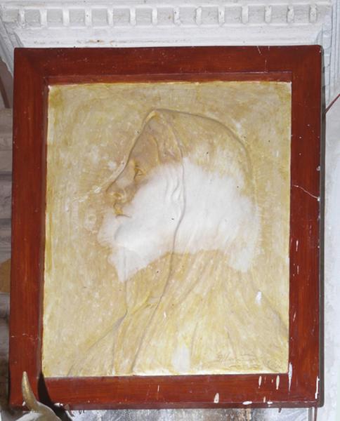 Vue d'ensemble du bas-relief figurant la Vierge.