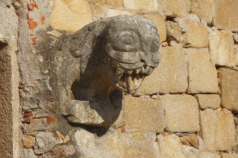 Tête de lion, à droite de la porte principale. Vue d'ensemble de trois quarts.