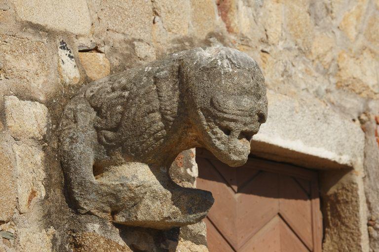 Tête de lion, à gauche de la porte principale. Vue d'ensemble de trois quarts.