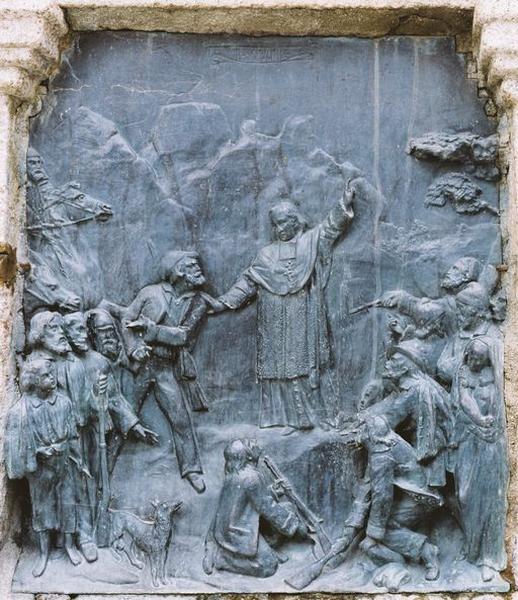 Vue d'ensemble du bas-relief évoquant le rôle de Monseigneur Casanelli d'Istria dans le retour à la paix sociale.