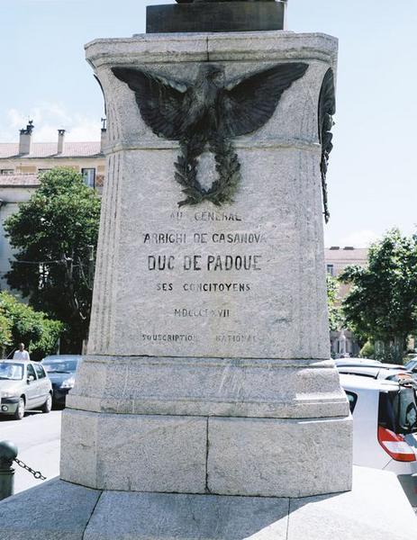 Vue d'ensemble de l'inscription figurant sur l'élévation antérieure du monument.