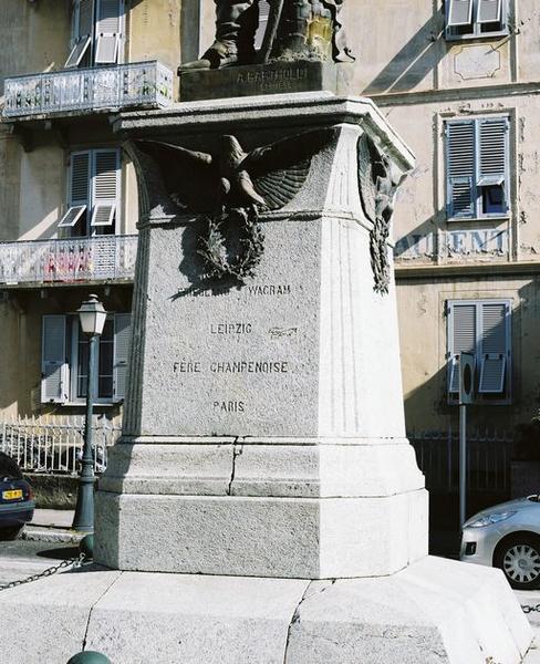 Vue d'ensemble de l'inscription figurant sur l'élévation latérale droite du monument.